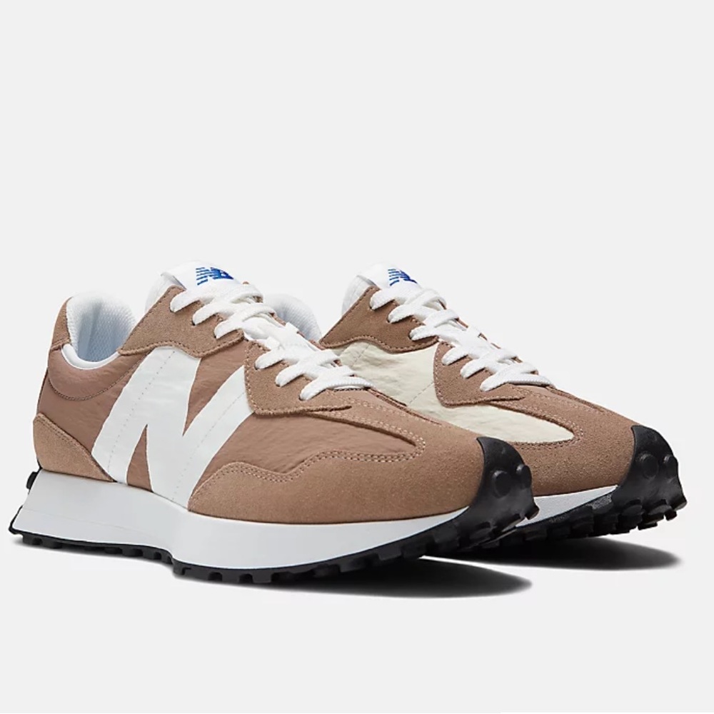 New Balance 327 Sneaker in Mushroom / Moonbeam size 9